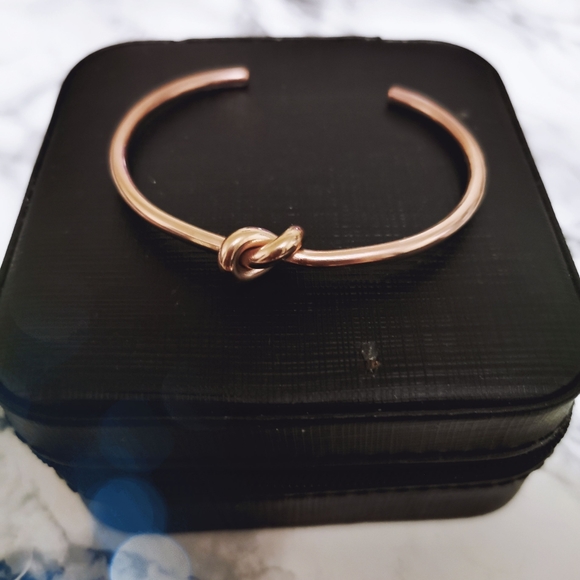 Minimalist rose gold knot bracelet - Picture 3 of 5